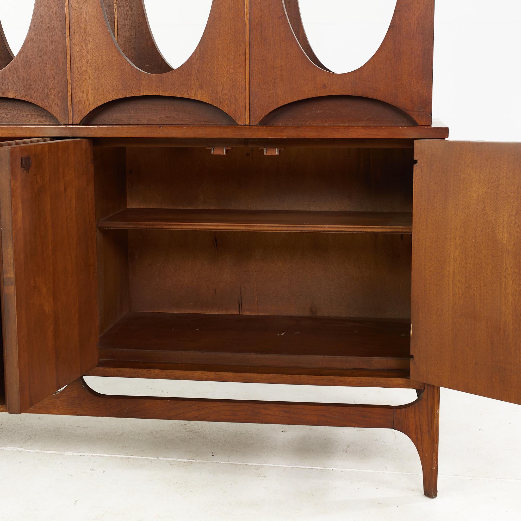 Broyhill Brasilia Mid Century Walnut Room Divider In Good Condition For Sale In Countryside, IL