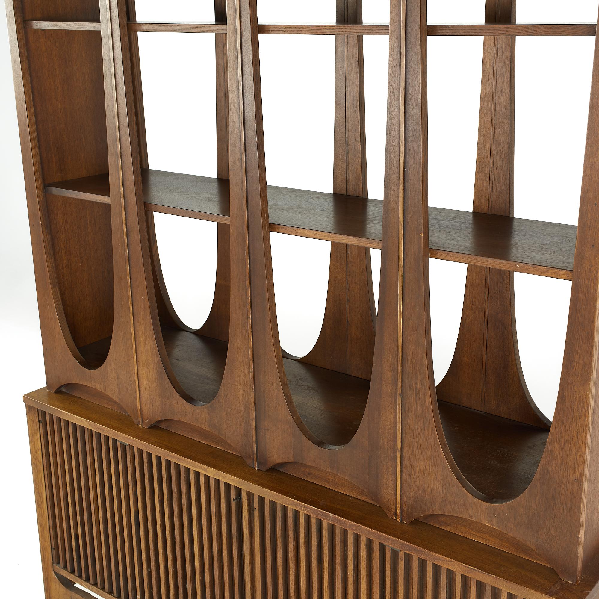Broyhill Brasilia Midcentury Walnut Room Divider In Good Condition For Sale In Countryside, IL