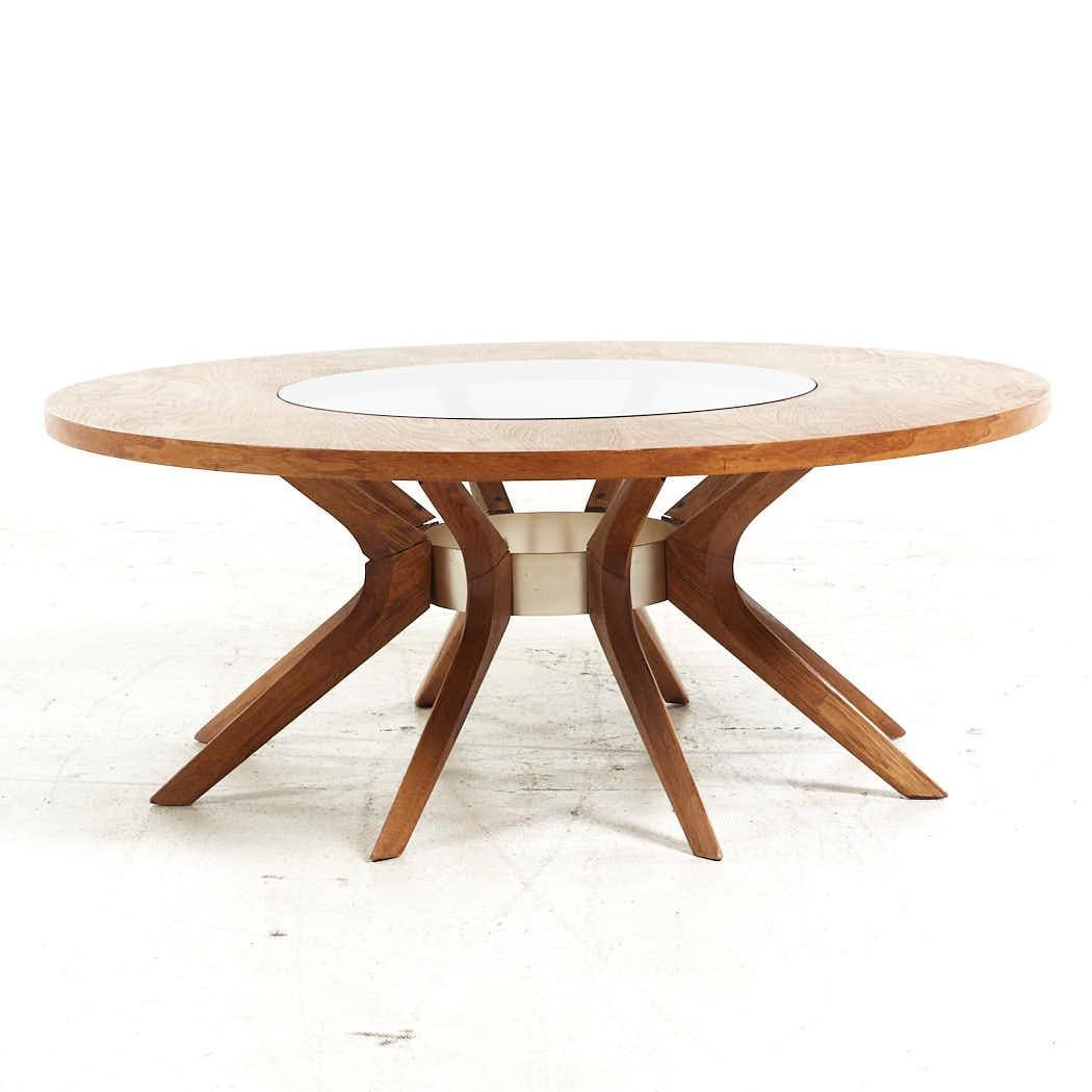 Broyhill Brasilia Mid Century Walnut Round Coffee Table In Good Condition For Sale In Countryside, IL