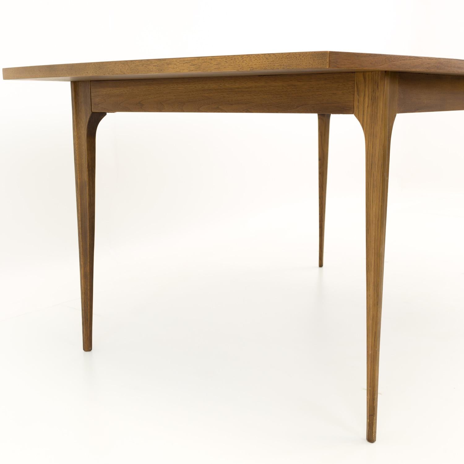 Broyhill Brasilia Mid Century Walnut Surfboard Dining Table, One Leaf In Good Condition In Countryside, IL