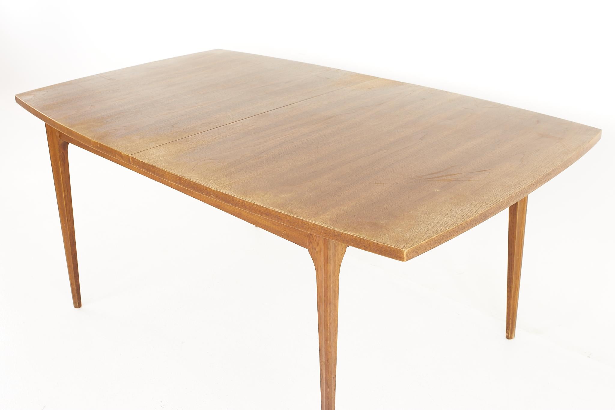 Broyhill Brasilia Mid-Century Walnut Surfboard Dining Table, with One Leaf In Good Condition In Countryside, IL