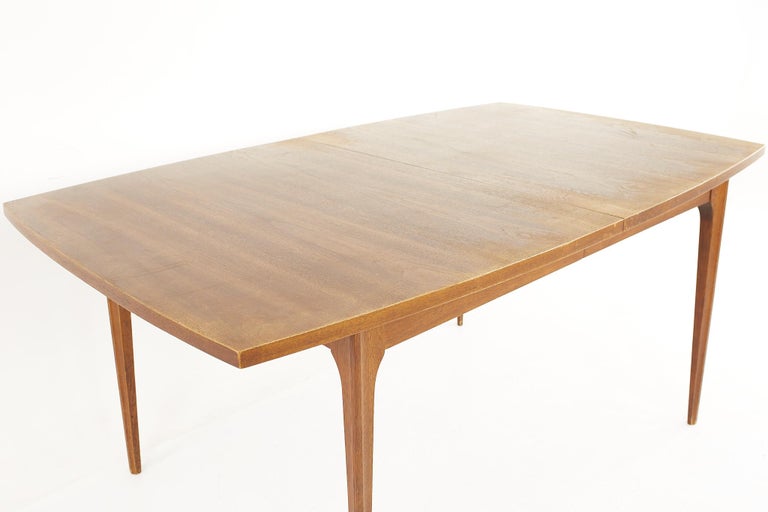 Broyhill Brasilia Mid Century Walnut Surfboard Dining Table - With One Leaf In Good Condition For Sale In Countryside, IL