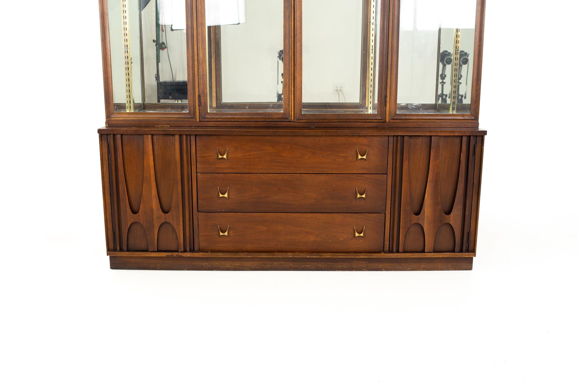 Broyhill Brasilia Mid Century Walnut Plinth Base Buffet and Hutch In Good Condition In Countryside, IL
