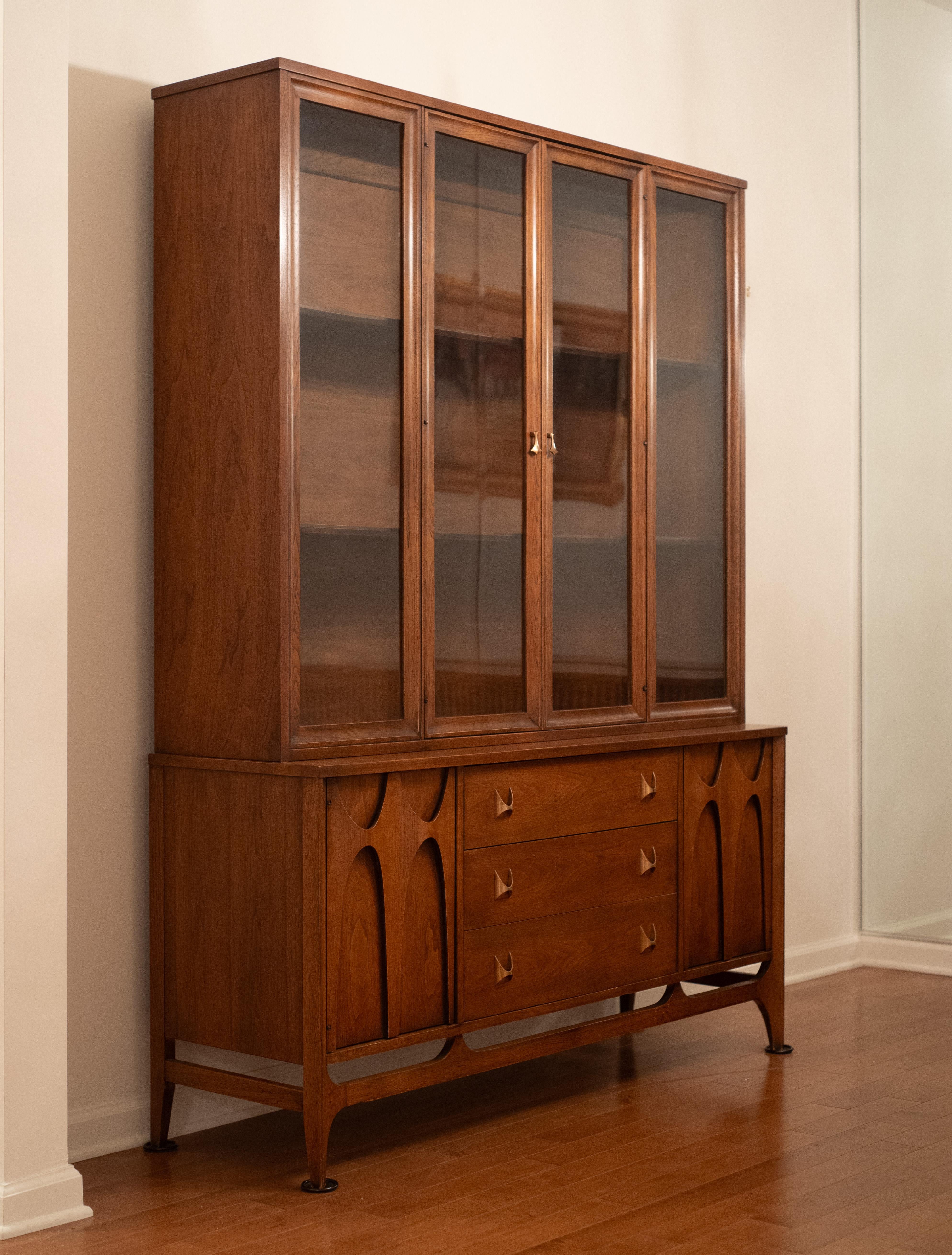 Broyhill Brasilia Modelo 6140-62/63 Mueble Aparador/Cubierta Chino Nogal Moderno de mediados de siglo en venta