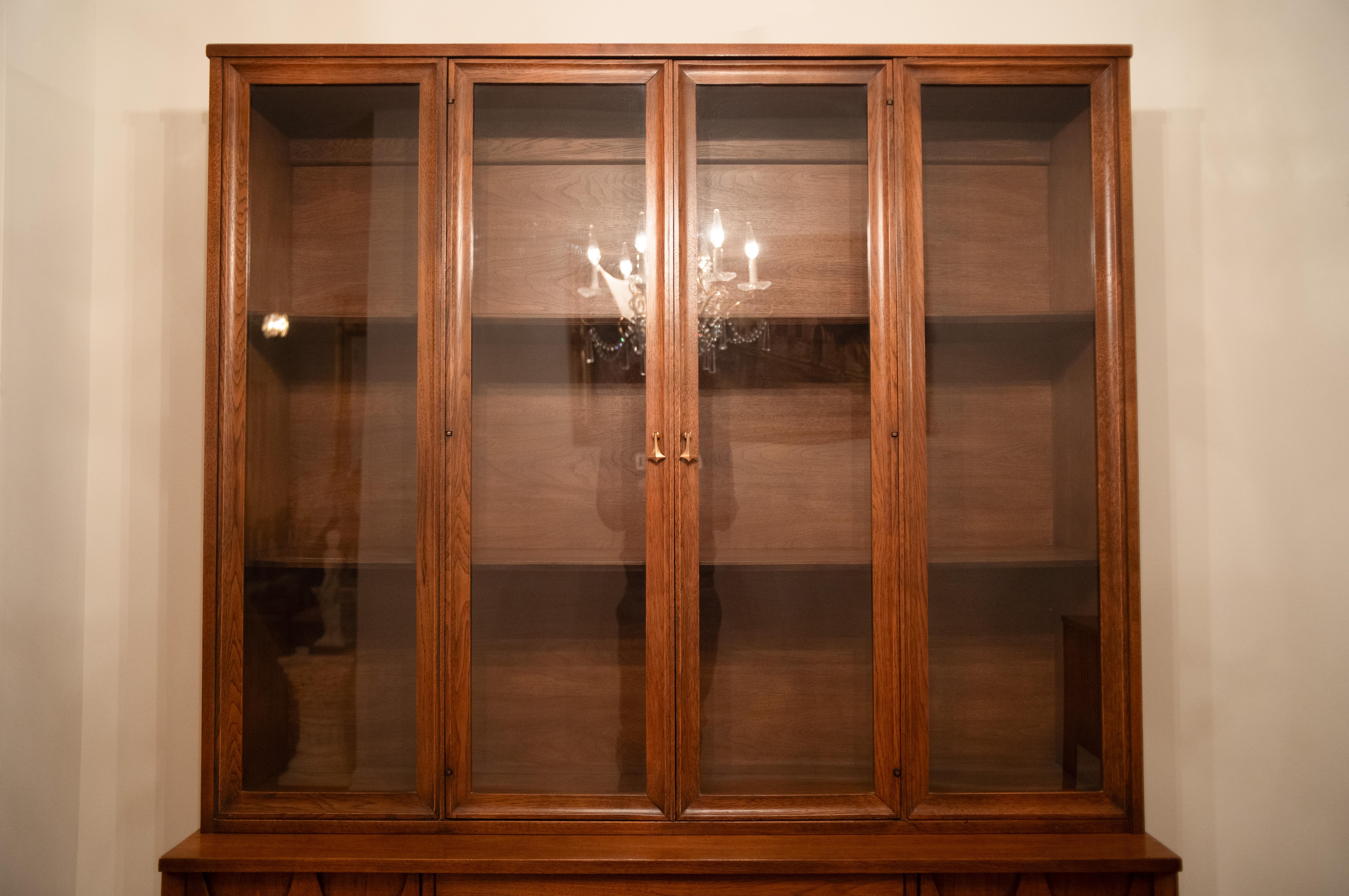 Broyhill Brasilia Modelo 6140-62/63 Mueble Aparador/Cubierta Chino Nogal Estadounidense en venta