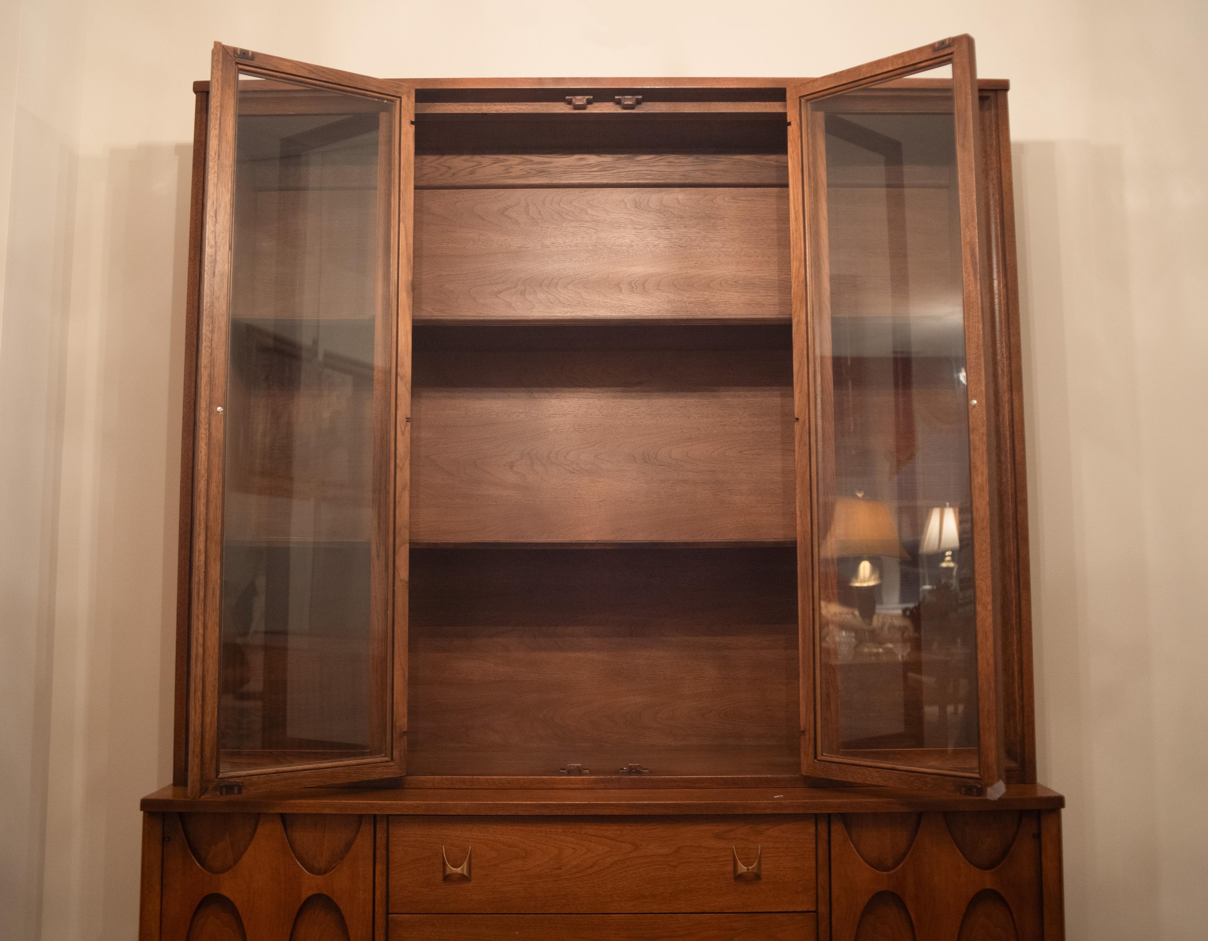 Broyhill Brasilia Modelo 6140-62/63 Mueble Aparador/Cubierta Chino Nogal en Bueno estado para la venta en Philadelphia, PA