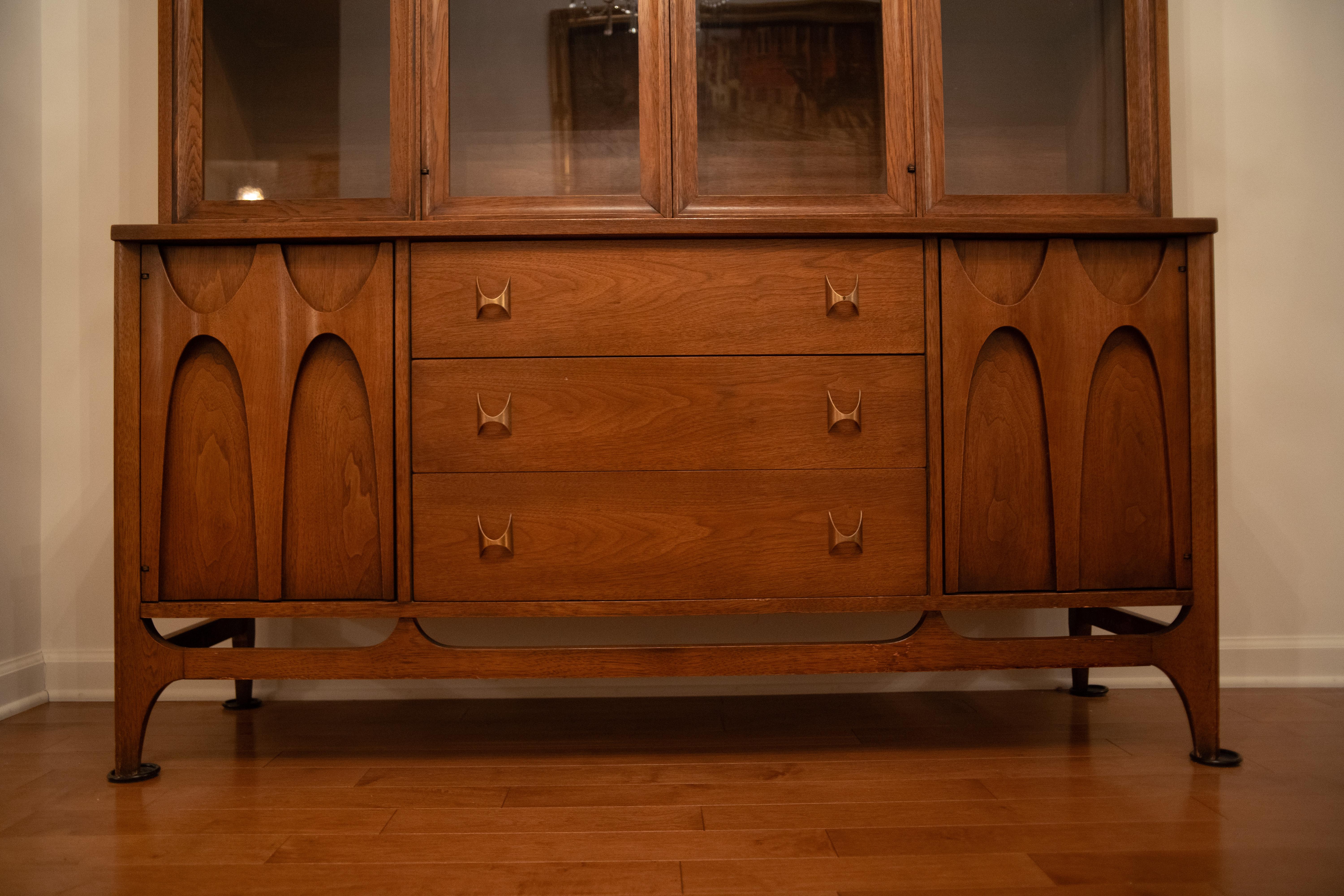 Broyhill Brasilia Modelo 6140-62/63 Mueble Aparador/Cubierta Chino Nogal mediados del siglo XX en venta
