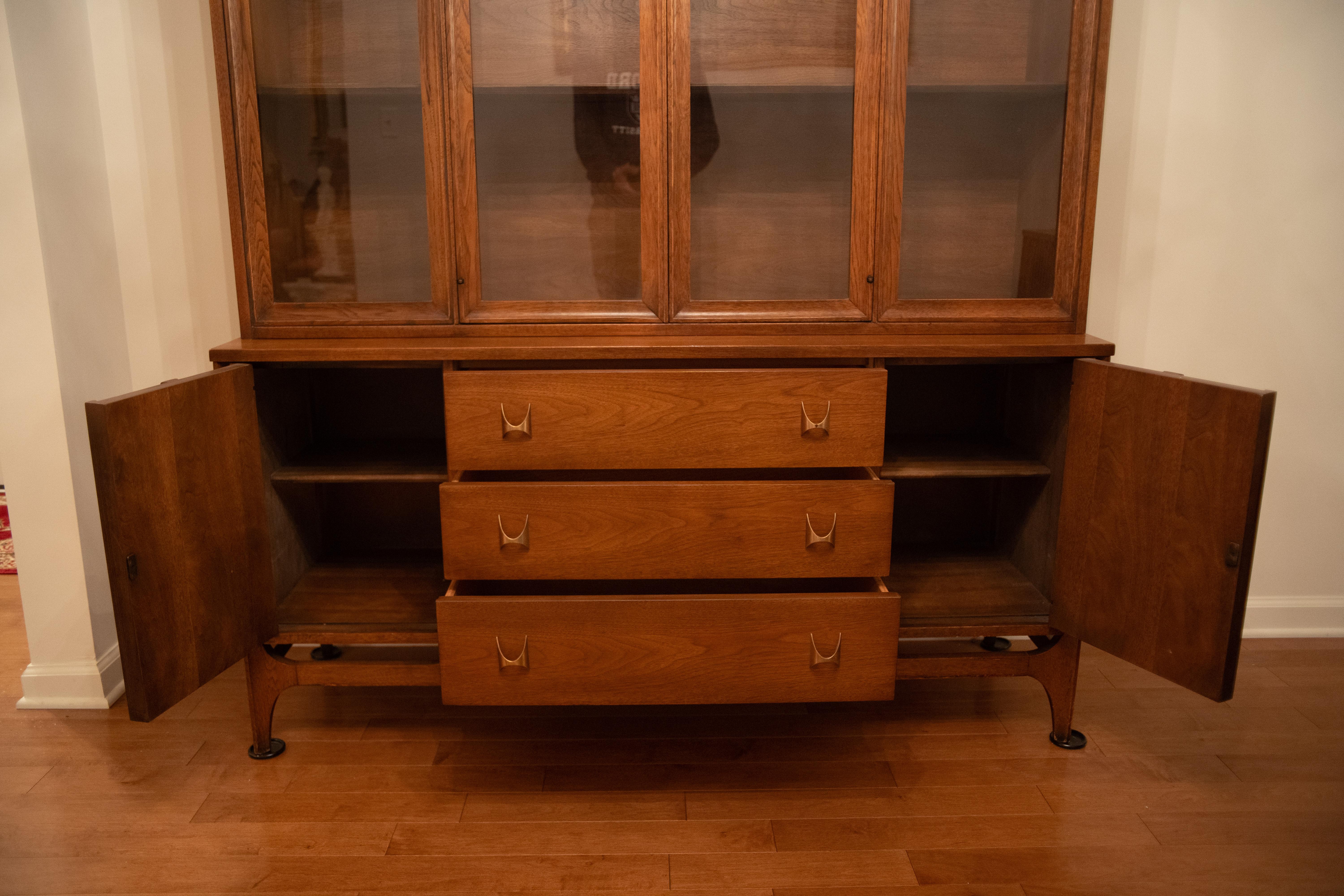 Broyhill Brasilia Modelo 6140-62/63 Mueble Aparador/Cubierta Chino Nogal en venta 1
