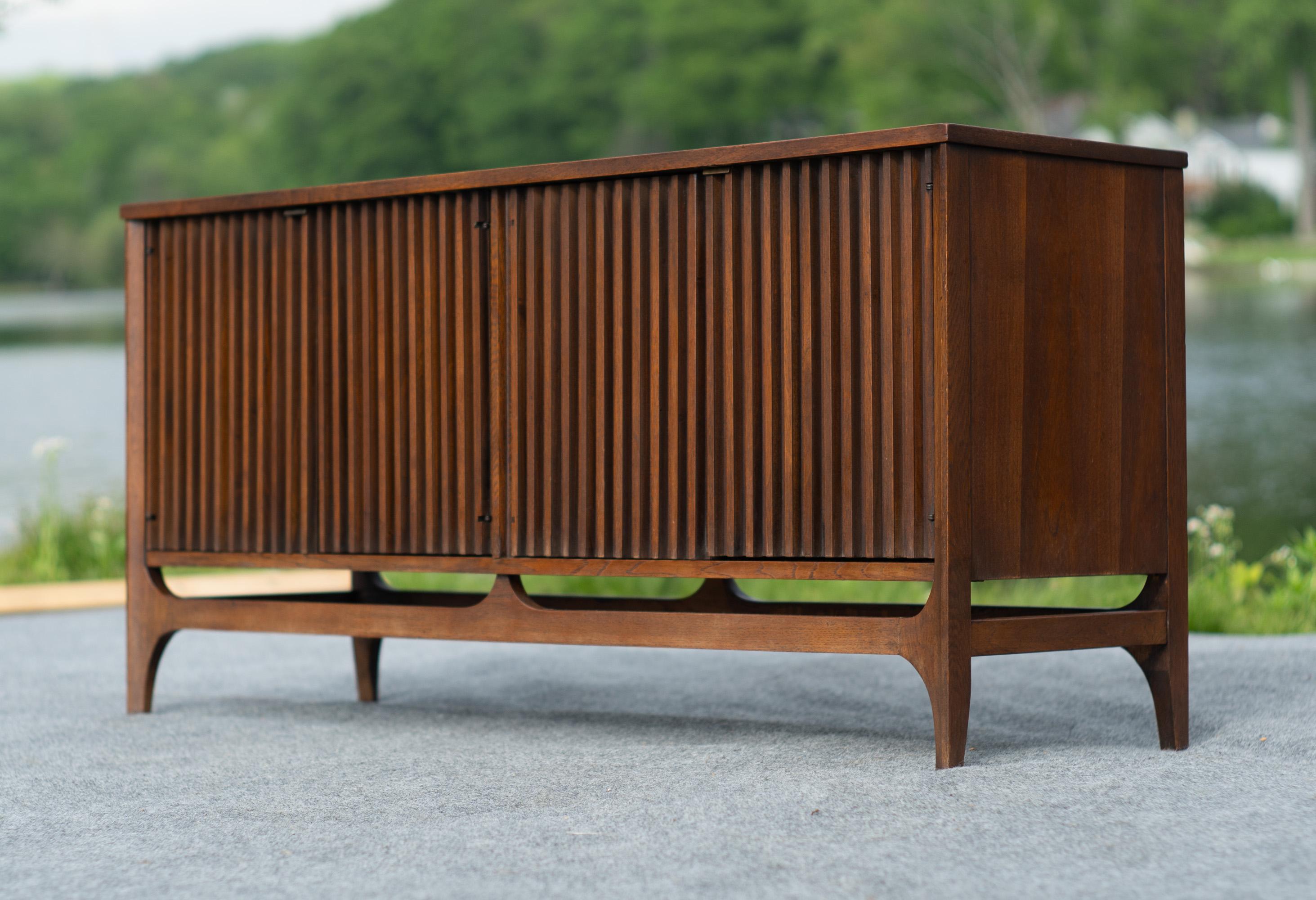 Broyhill Brasilia Modelo 6140-72/73 Separador de ambientes Mueble de pared con base y cubierta de nogal en venta 5