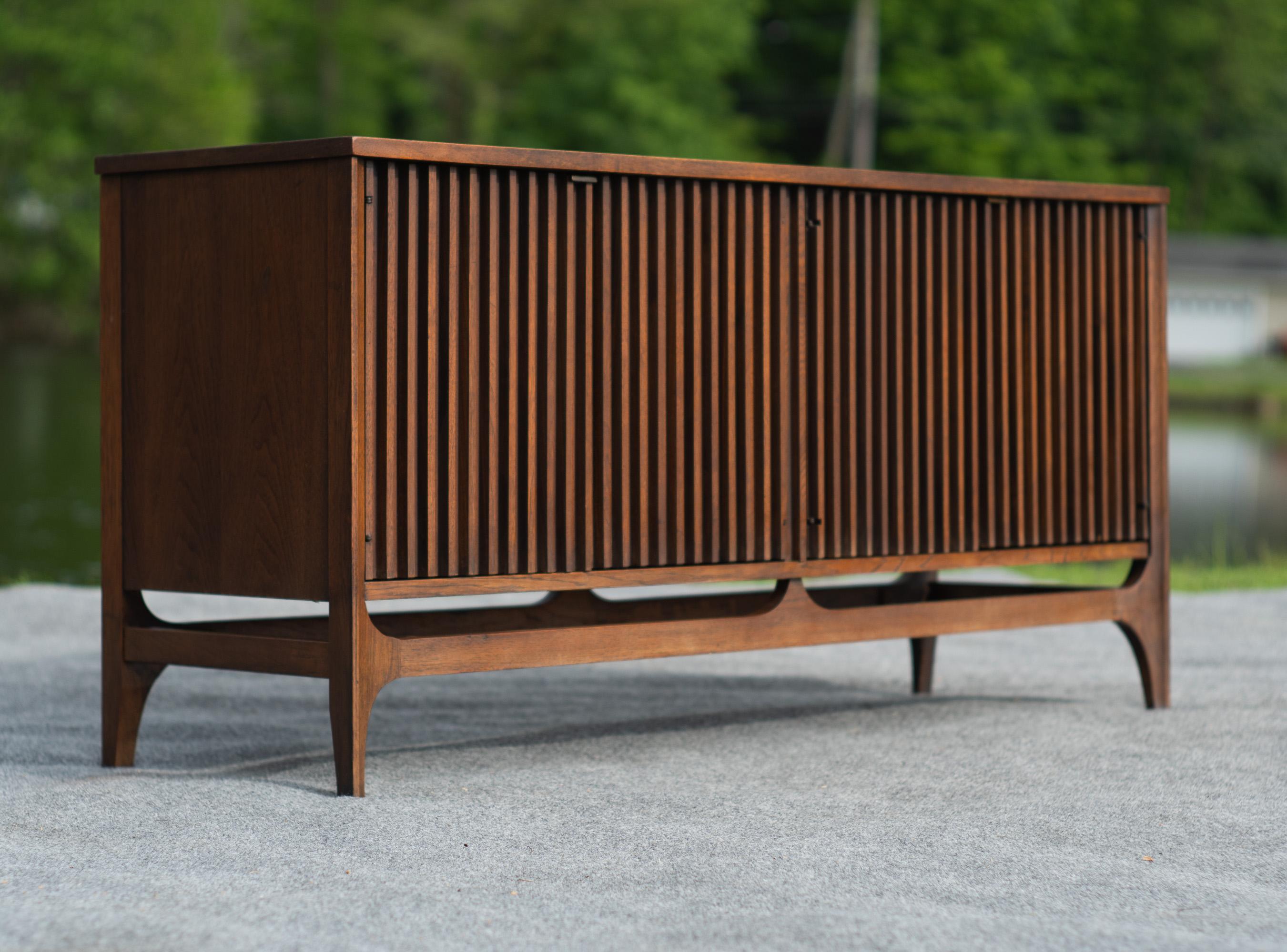 Broyhill Brasilia Modelo 6140-72/73 Separador de ambientes Mueble de pared con base y cubierta de nogal en venta 6