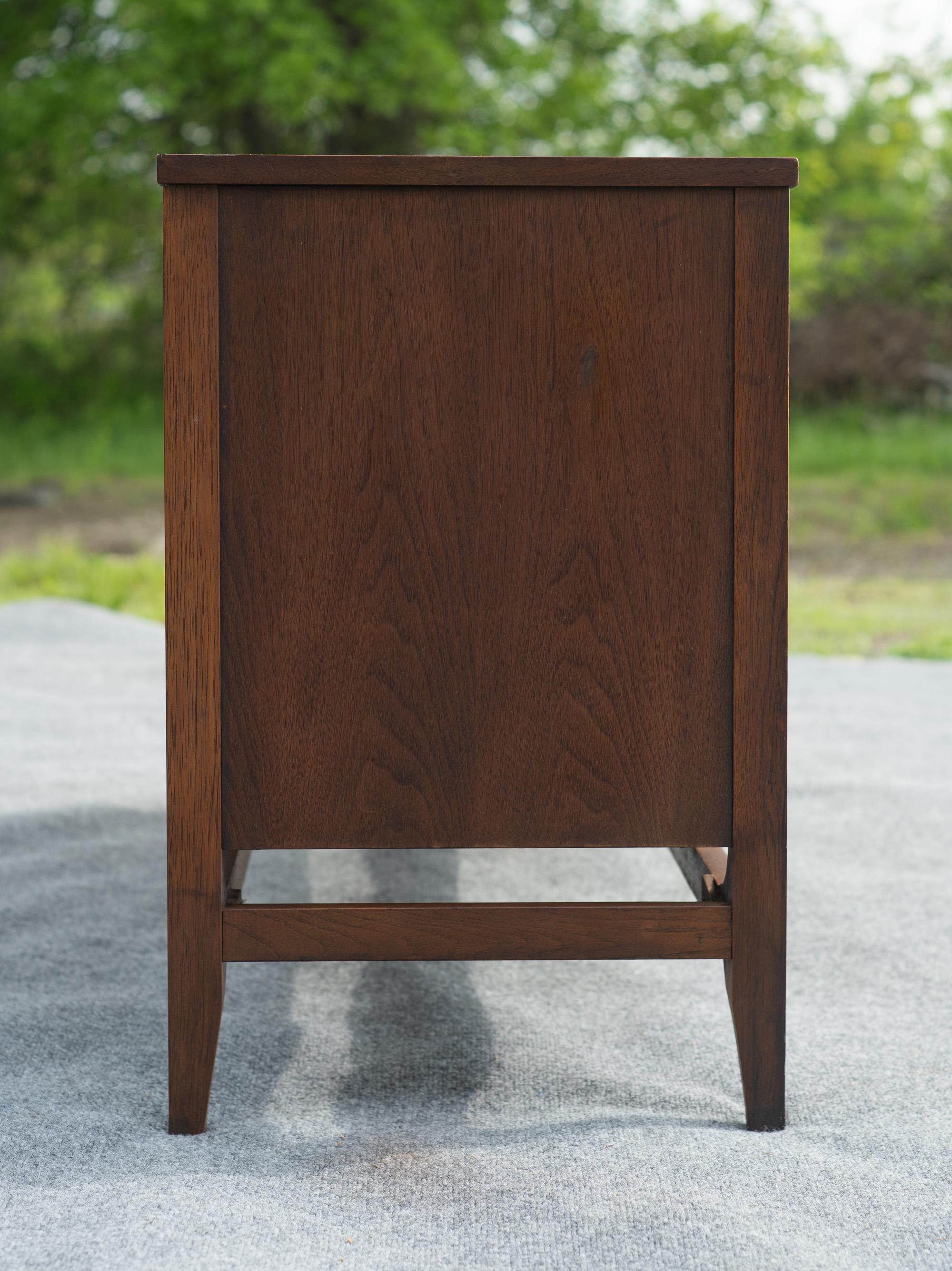 Broyhill Brasilia Modelo 6140-72/73 Separador de ambientes Mueble de pared con base y cubierta de nogal en venta 8