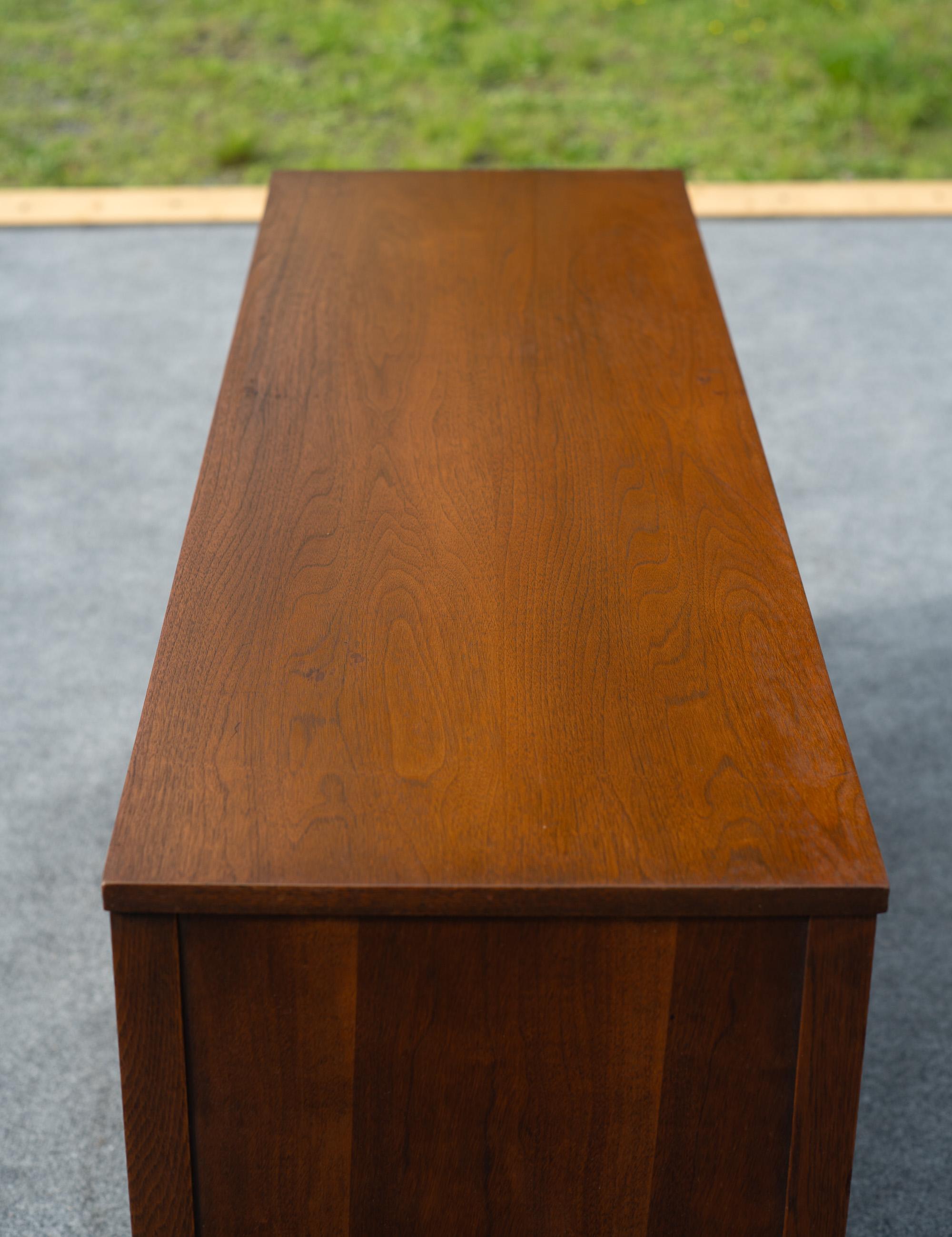 Broyhill Brasilia Modelo 6140-72/73 Separador de ambientes Mueble de pared con base y cubierta de nogal en venta 9