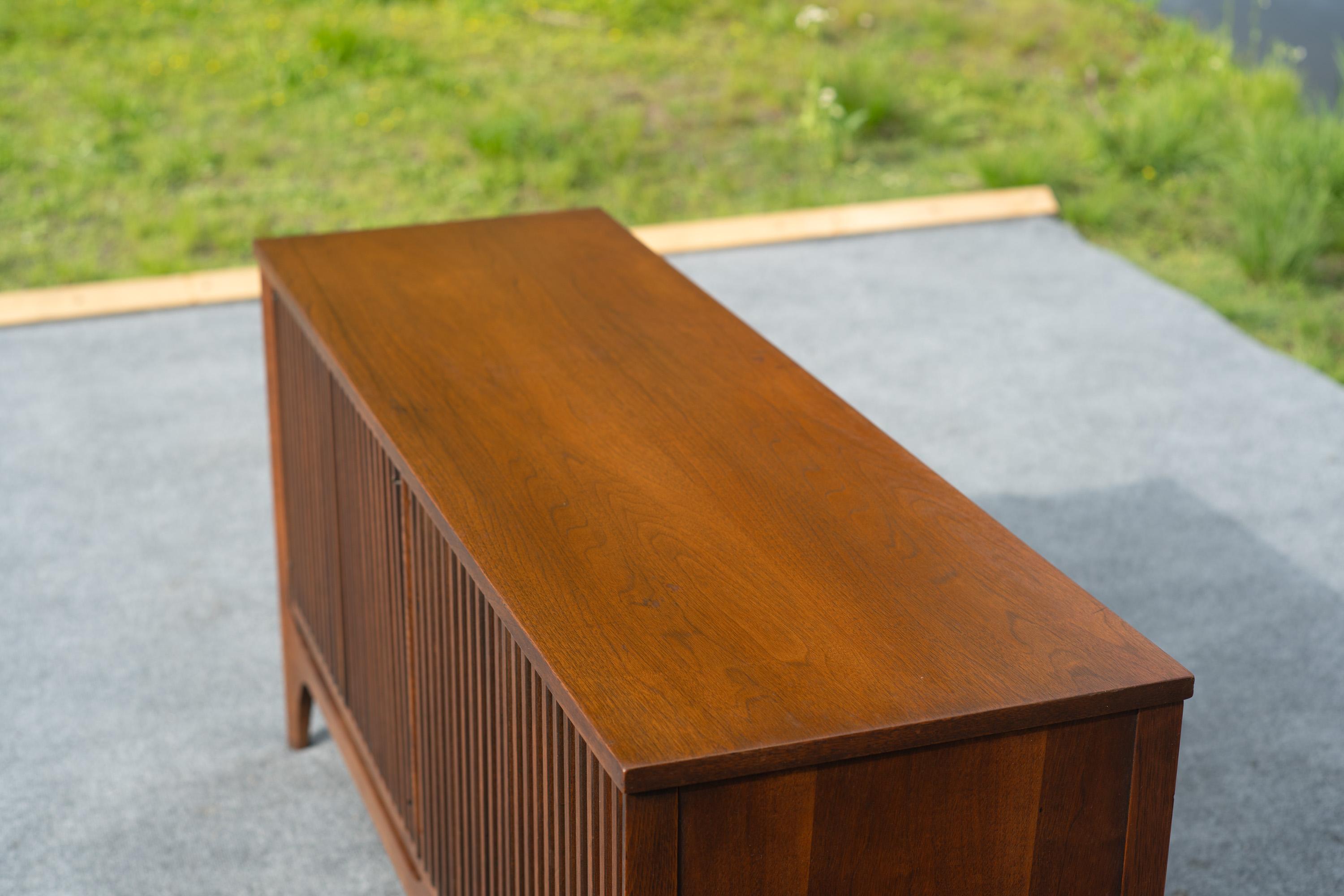 Broyhill Brasilia Modelo 6140-72/73 Separador de ambientes Mueble de pared con base y cubierta de nogal en venta 10