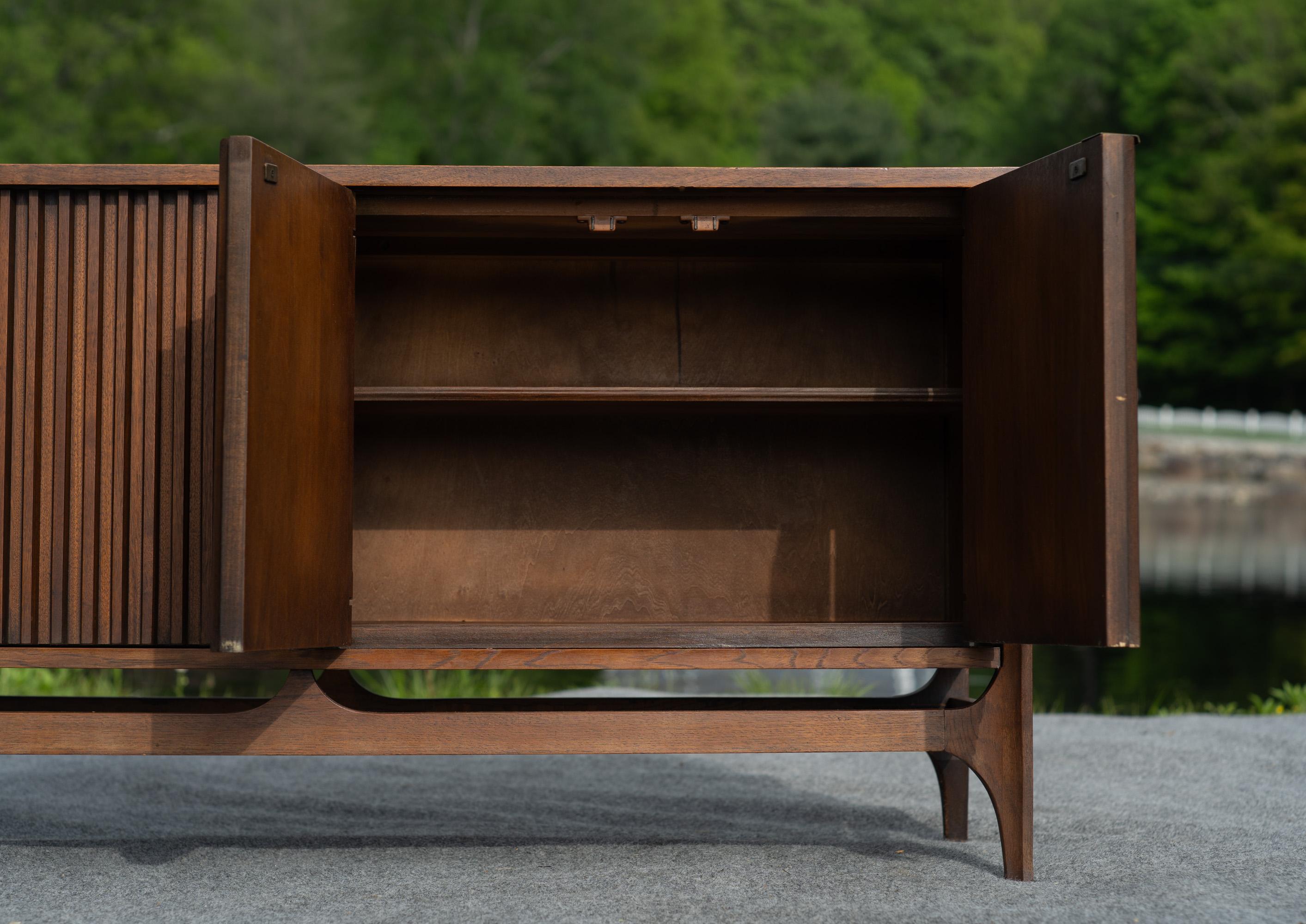 Broyhill Brasilia Modelo 6140-72/73 Separador de ambientes Mueble de pared con base y cubierta de nogal en venta 11