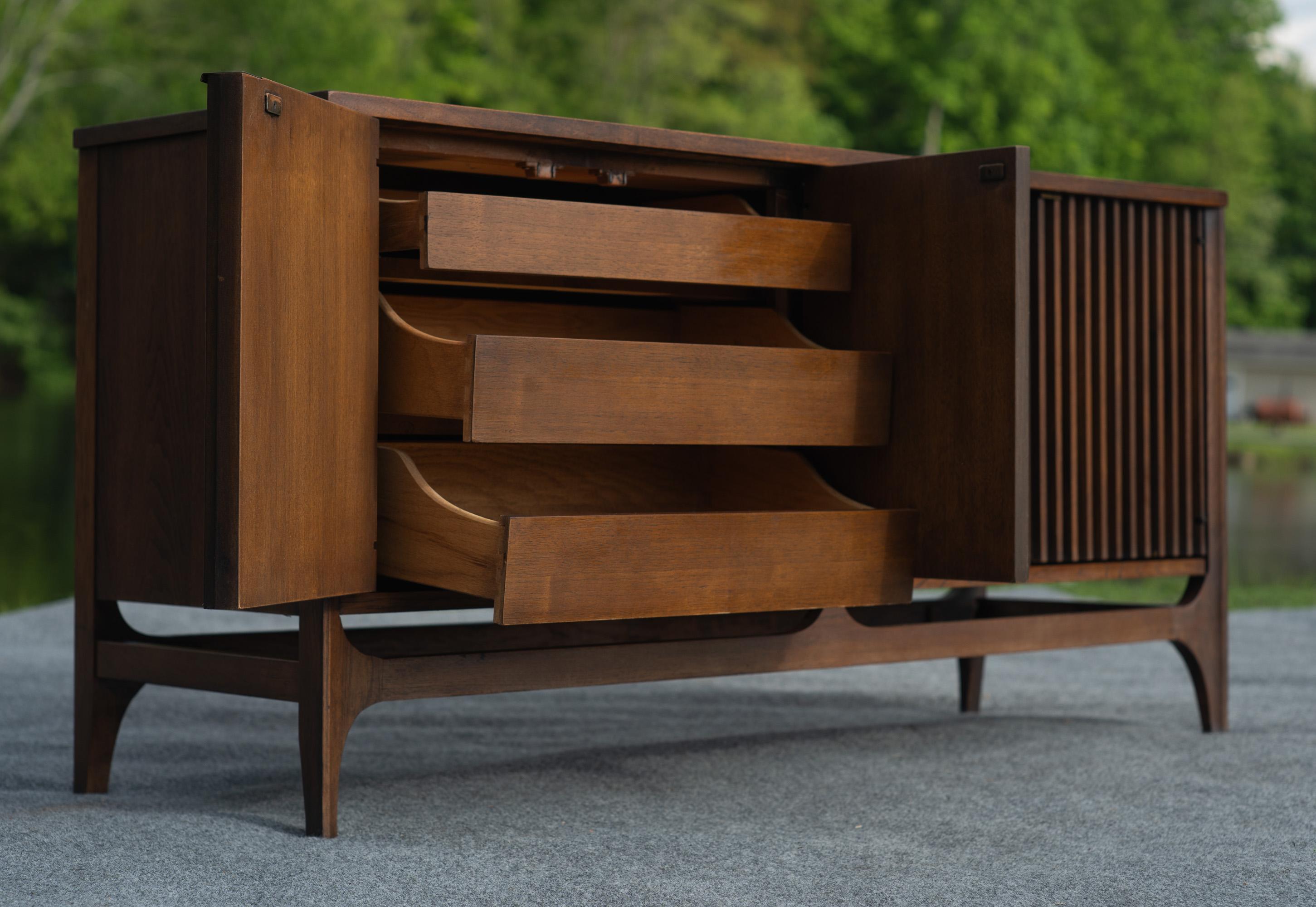 Broyhill Brasilia Modelo 6140-72/73 Separador de ambientes Mueble de pared con base y cubierta de nogal en venta 12
