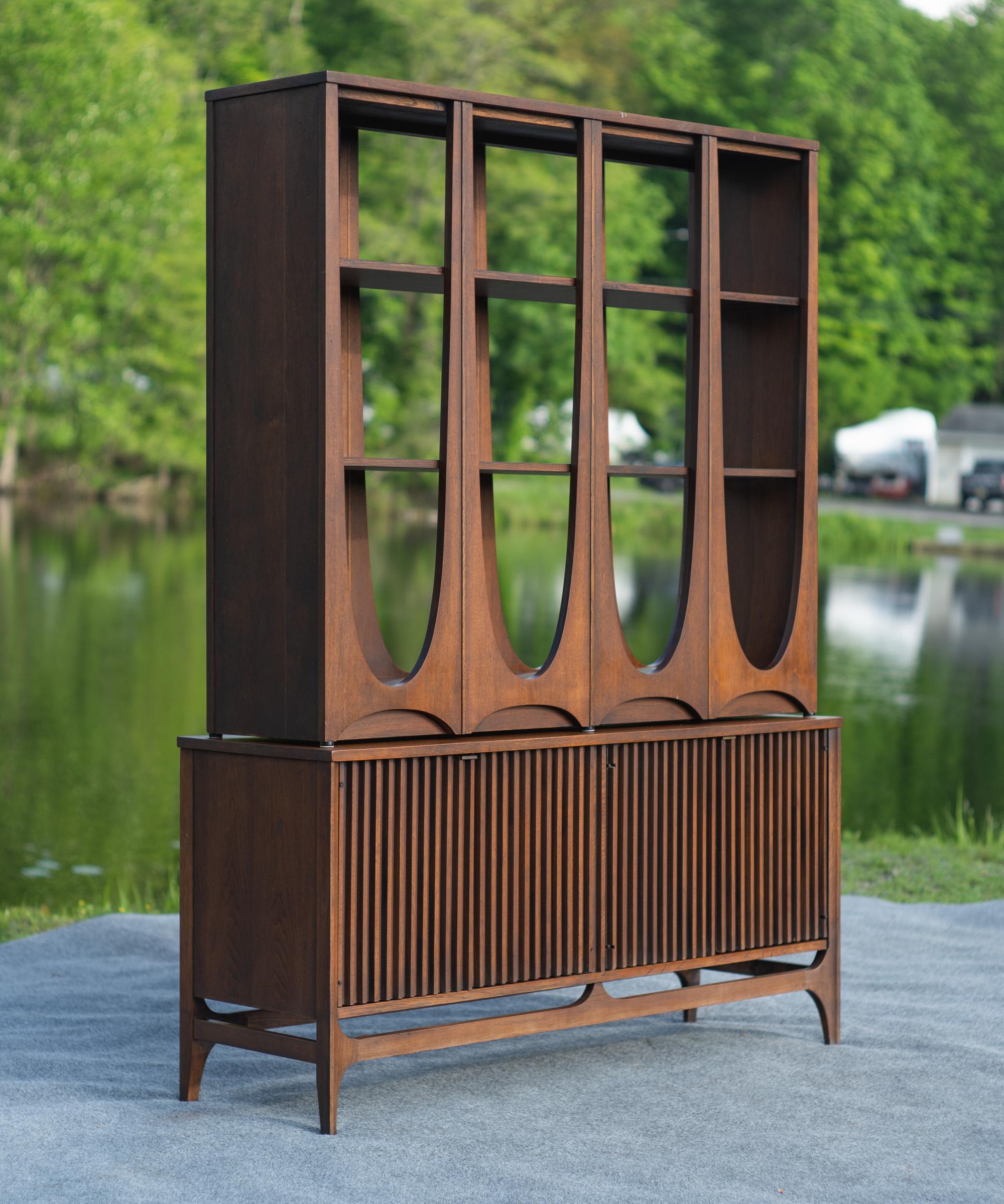Broyhill Brasilia Modelo 6140-72/73 Separador de ambientes Mueble de pared con base y cubierta de nogal Moderno de mediados de siglo en venta