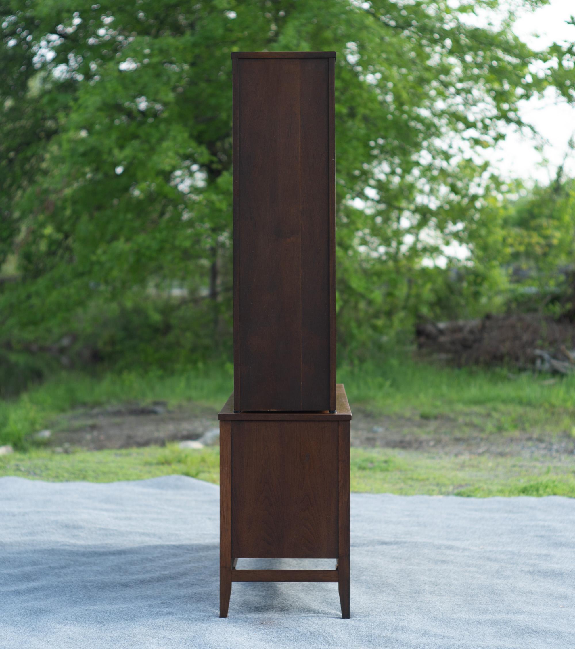 Broyhill Brasilia Modelo 6140-72/73 Separador de ambientes Mueble de pared con base y cubierta de nogal Estadounidense en venta
