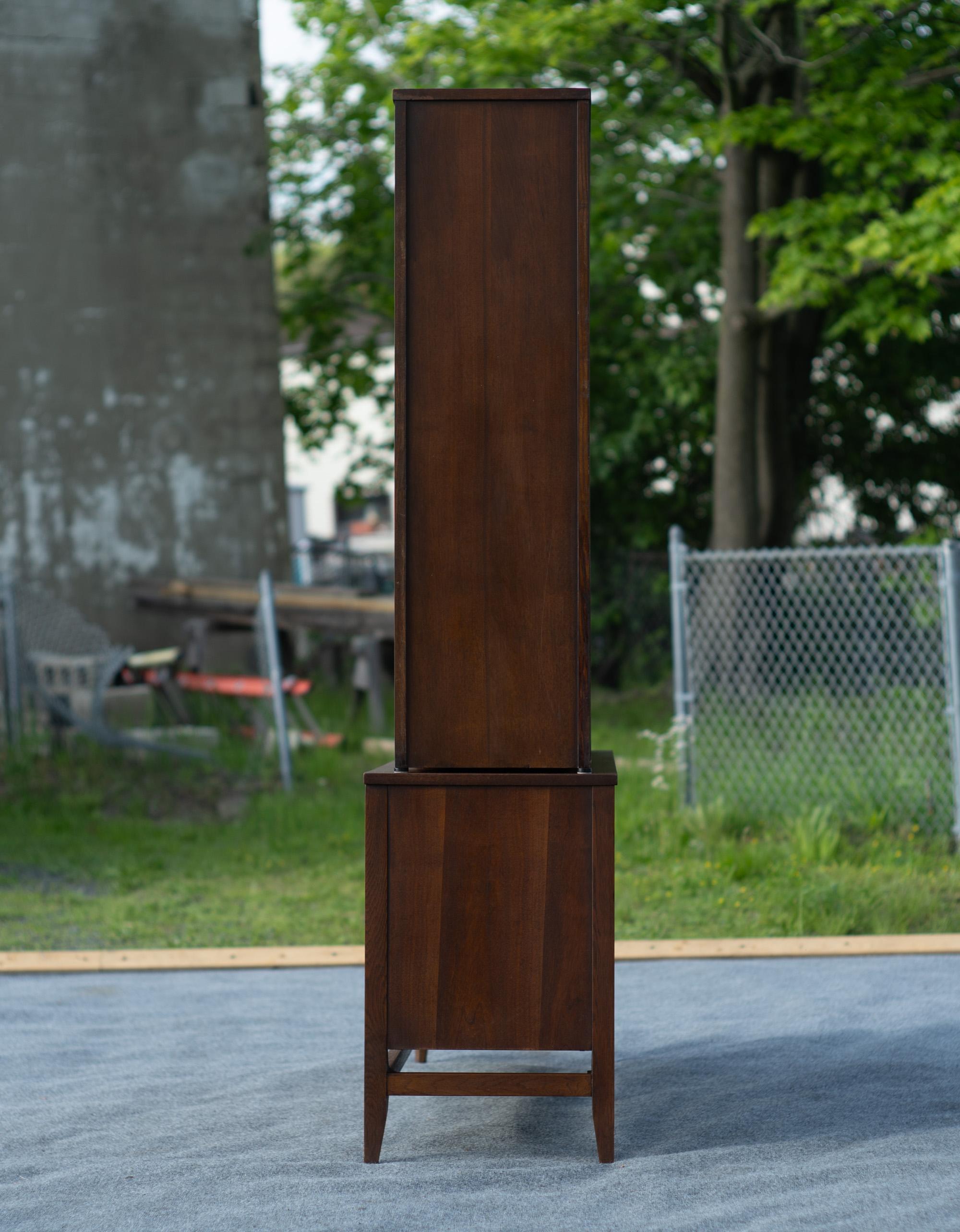Broyhill Brasilia Modelo 6140-72/73 Separador de ambientes Mueble de pared con base y cubierta de nogal en Bueno estado para la venta en Philadelphia, PA