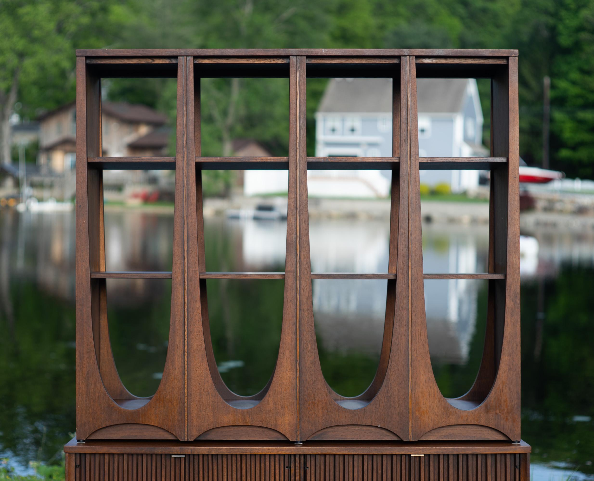 Broyhill Brasilia Modelo 6140-72/73 Separador de ambientes Mueble de pared con base y cubierta de nogal Nogal en venta