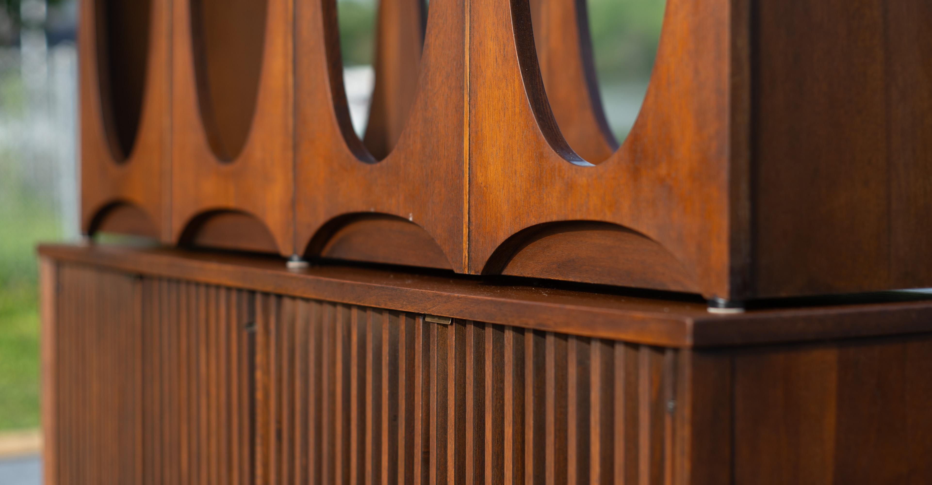 Broyhill Brasilia Modelo 6140-72/73 Separador de ambientes Mueble de pared con base y cubierta de nogal en venta 2