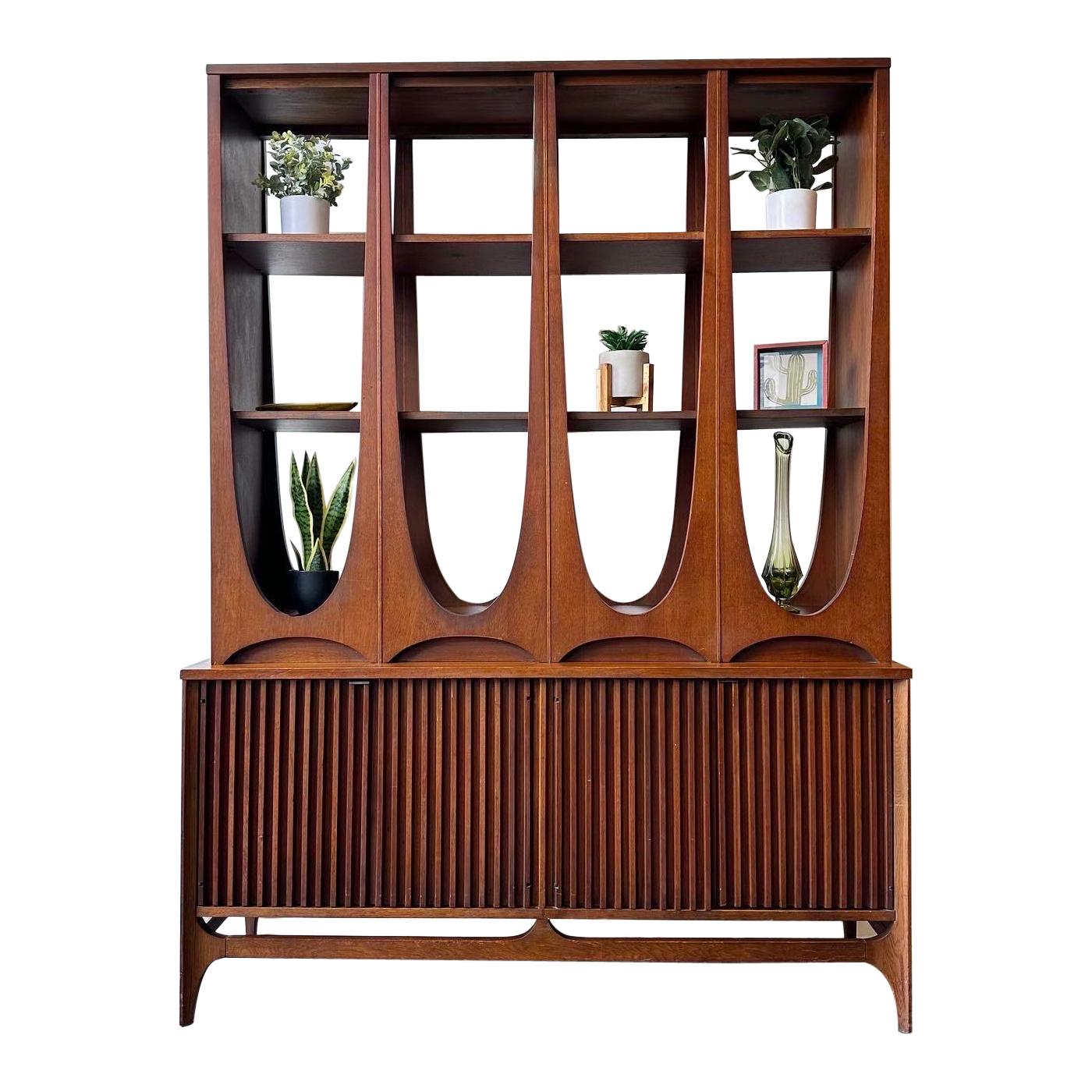 Highly coveted Room divider from the Broyhill Brasilia series designer Oscar Niemeyer circa 1960.

This fantastic walnut two piece unit is in great original condition with some signs of age appropriate wear ( see all pics )
Mostly scratches