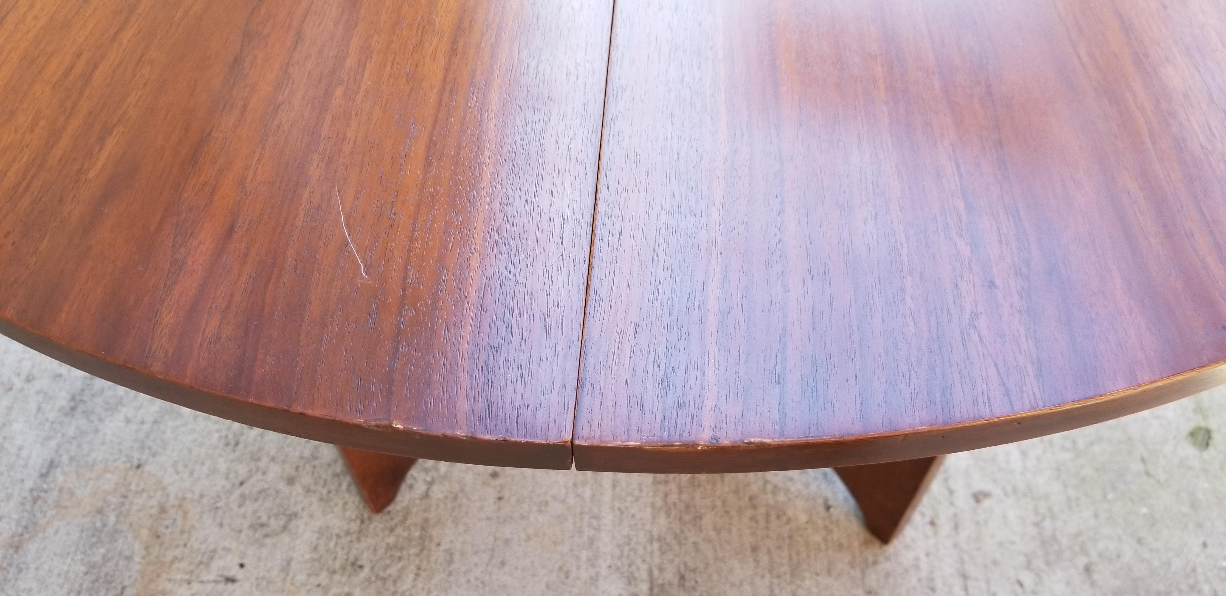Broyhill Brasilia Round Dining Table In Good Condition In Fulton, CA