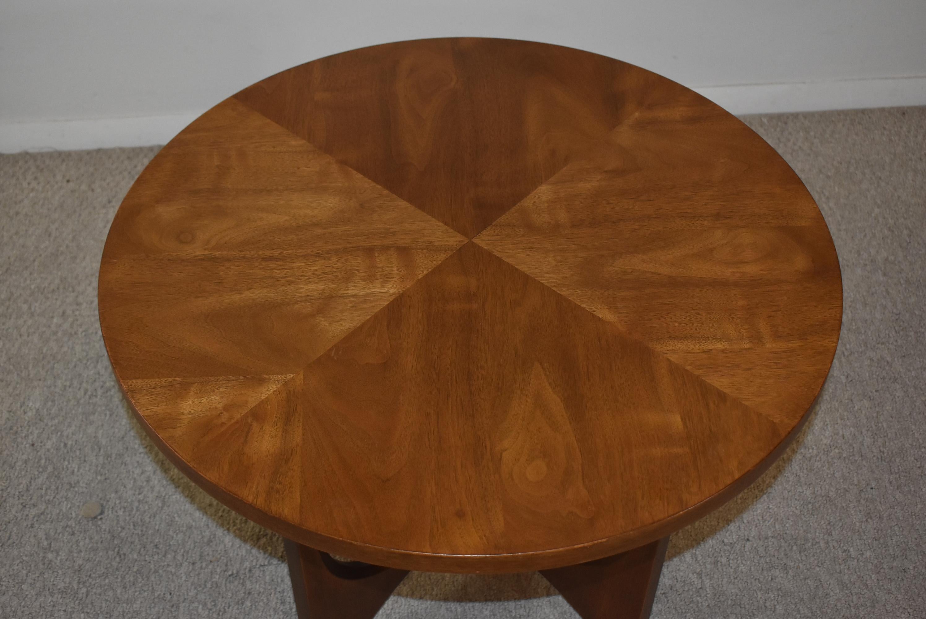 This walnut side table is from the Brasilia collection from Broyhill. This piece features contoured legs and a 28