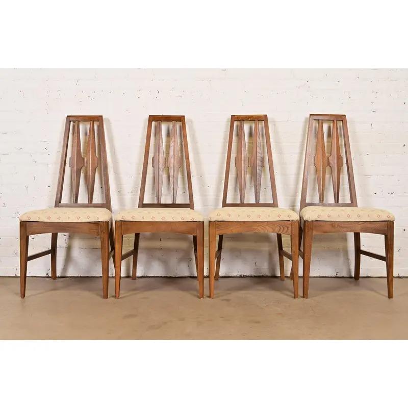 Un bellissimo set di quattro sedie da pranzo o sedie laterali con schienale alto in stile Mid-Century Modern

Alla maniera di Broyhill Brasilia

USA, anni '60

Struttura in noce scolpita, con sedili imbottiti.

Misure: 19,5
