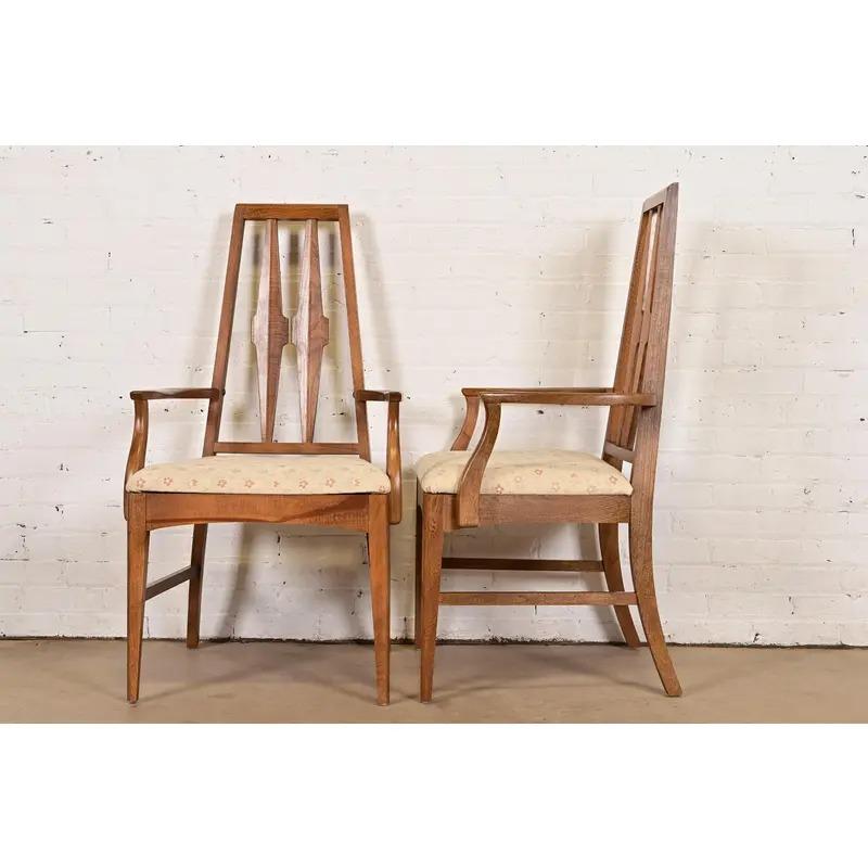 Broyhill Brasilia Stile Mid-Century Modern Sculpted Walnut High Back Dining Chai in vendita 4