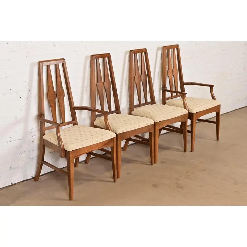 Broyhill Brasilia Stile Mid-Century Modern Sculpted Walnut High Back Dining Chai In condizioni buone in vendita a South Bend, IN