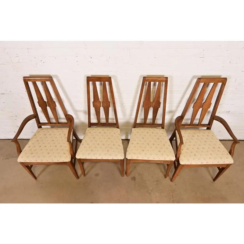 Metà XX secolo Broyhill Brasilia Stile Mid-Century Modern Sculpted Walnut High Back Dining Chai in vendita