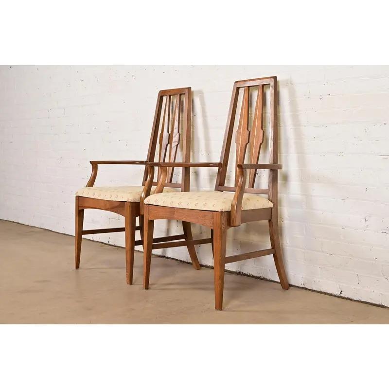 Mid-Century moderno Broyhill Brasilia - Poltrone con schienale alto in noce in stile metà secolo moderno, coppia in vendita