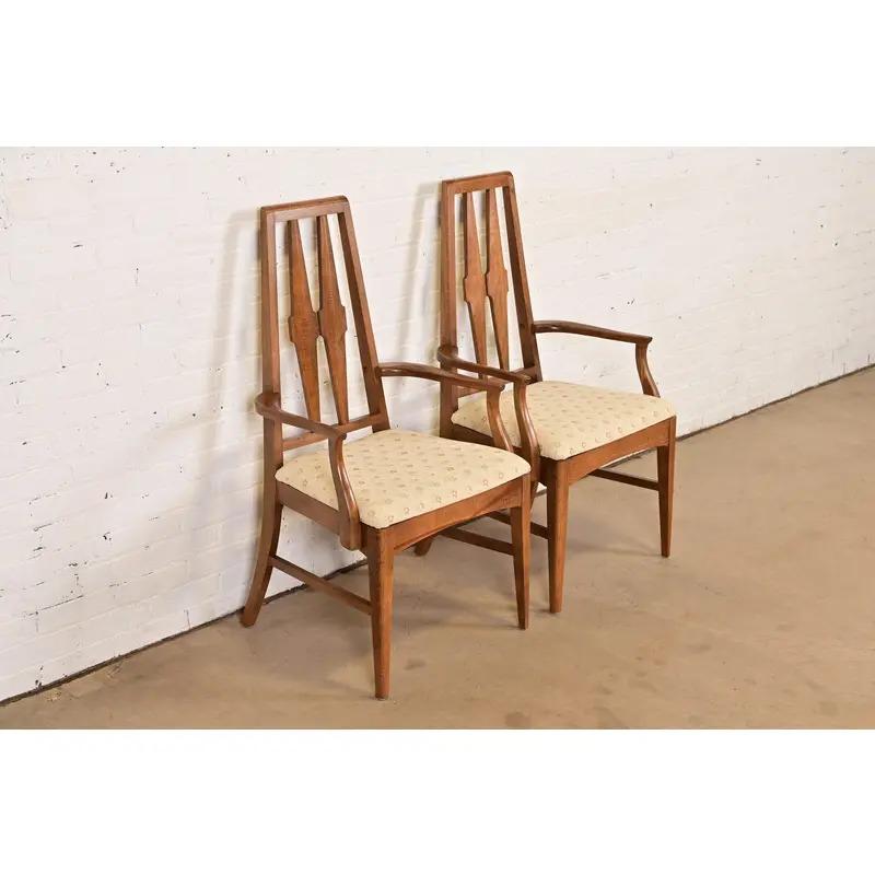 Americano Broyhill Brasilia - Poltrone con schienale alto in noce in stile metà secolo moderno, coppia in vendita