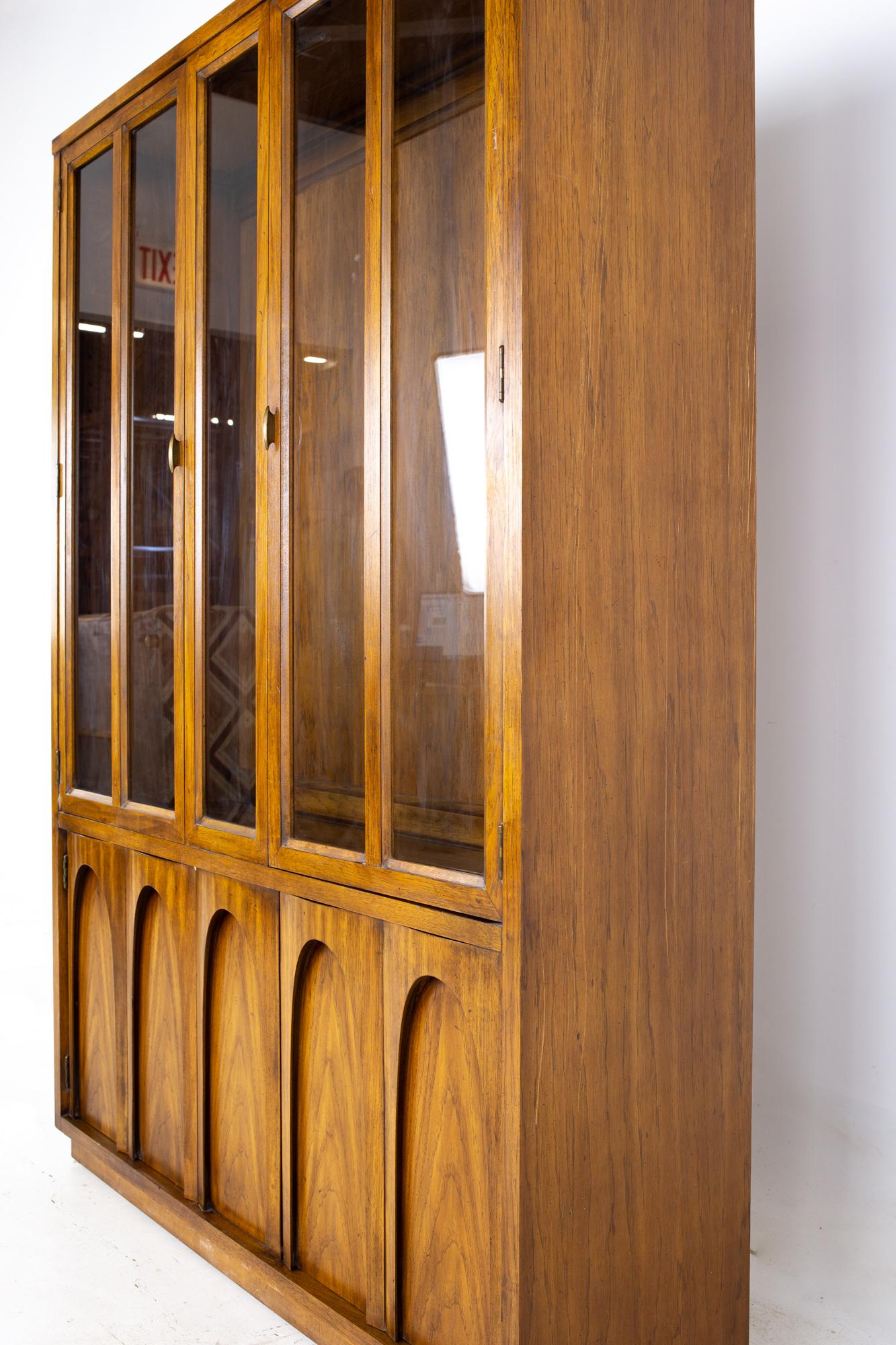 Broyhill Brasilia Style Mid Century Oak China Cabinet In Good Condition In Countryside, IL