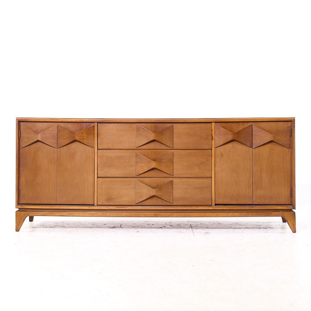 Broyhill Brasilia Style Mid Century Walnut Lowboy Dresser (comò basso in noce)

Questo mobile basso misura: 75 di larghezza x 19 di profondità x 30,75 di altezza

Tutti i mobili possono essere acquistati in quello che noi chiamiamo stato vintage