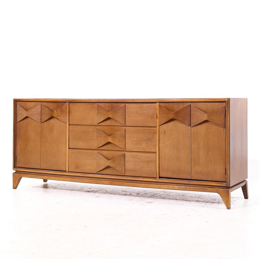 Mid-Century moderno Broyhill Brasilia Style Mid Century Walnut Lowboy Dresser (comò basso in noce) in vendita