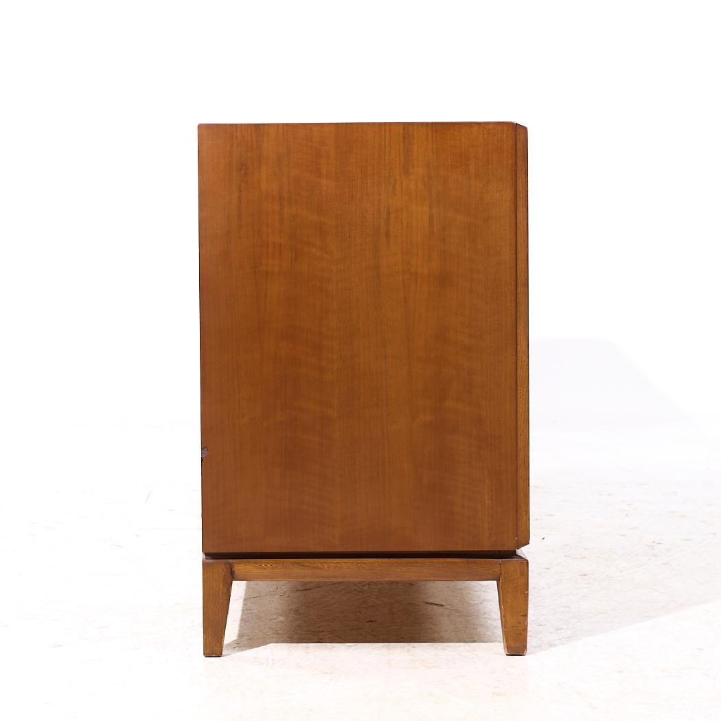 Americano Broyhill Brasilia Style Mid Century Walnut Lowboy Dresser (comò basso in noce) in vendita