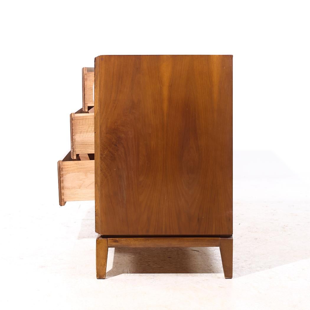 Broyhill Brasilia Style Mid Century Walnut Lowboy Dresser (comò basso in noce) In condizioni buone in vendita a Countryside, IL