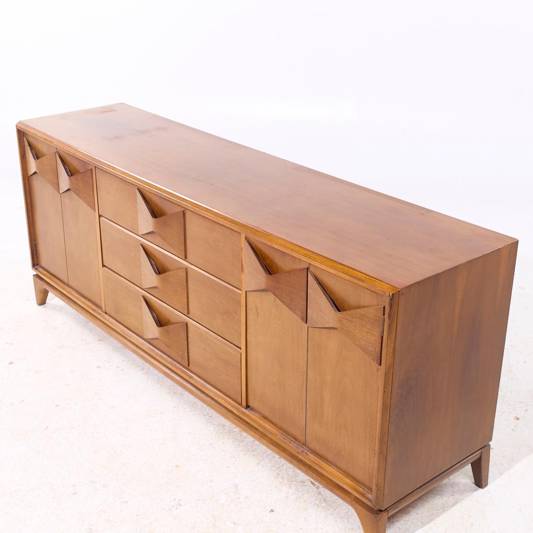 Fine XX secolo Broyhill Brasilia Style Mid Century Walnut Lowboy Dresser (comò basso in noce) in vendita