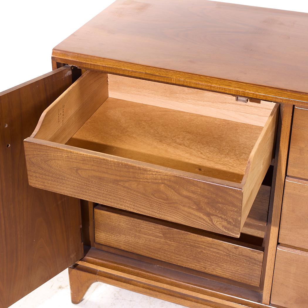 Noce Broyhill Brasilia Style Mid Century Walnut Lowboy Dresser (comò basso in noce) in vendita