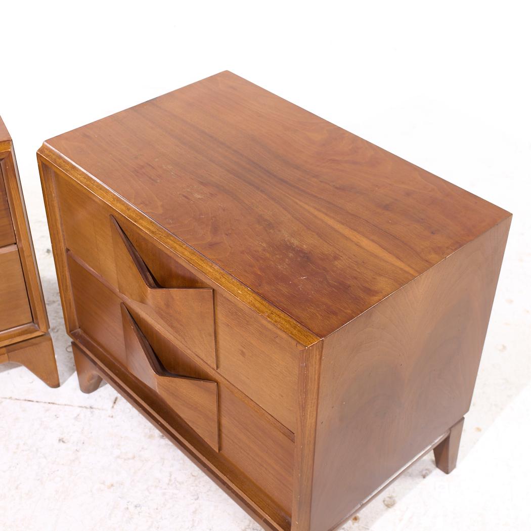 Broyhill Brasilia Style Mid Century Tables de nuit en noyer - Paire en vente 3