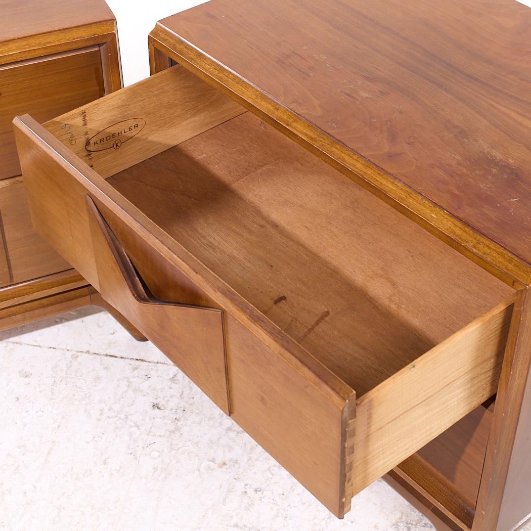 Broyhill Brasilia Style Mid Century Tables de nuit en noyer - Paire en vente 4