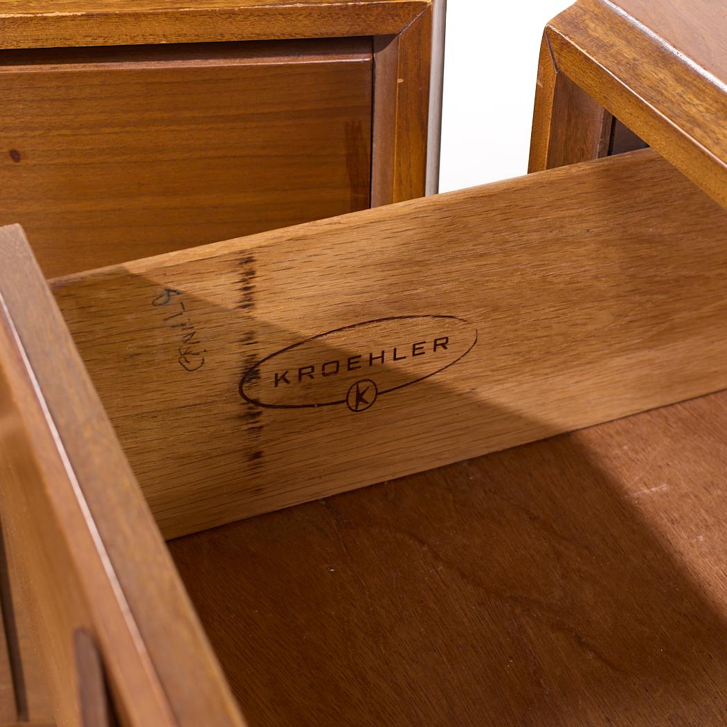 Broyhill Brasilia Style Mid Century Tables de nuit en noyer - Paire en vente 5