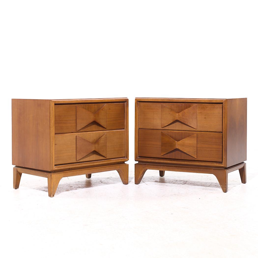 Broyhill Brasilia Style Mid Century Tables de nuit en noyer - Paire

Chaque table de nuit mesure : 25.75 de large x 17 de profond x 23.25 de haut

Tous les meubles peuvent être achetés dans ce que nous appelons un état vintage restauré. Cela