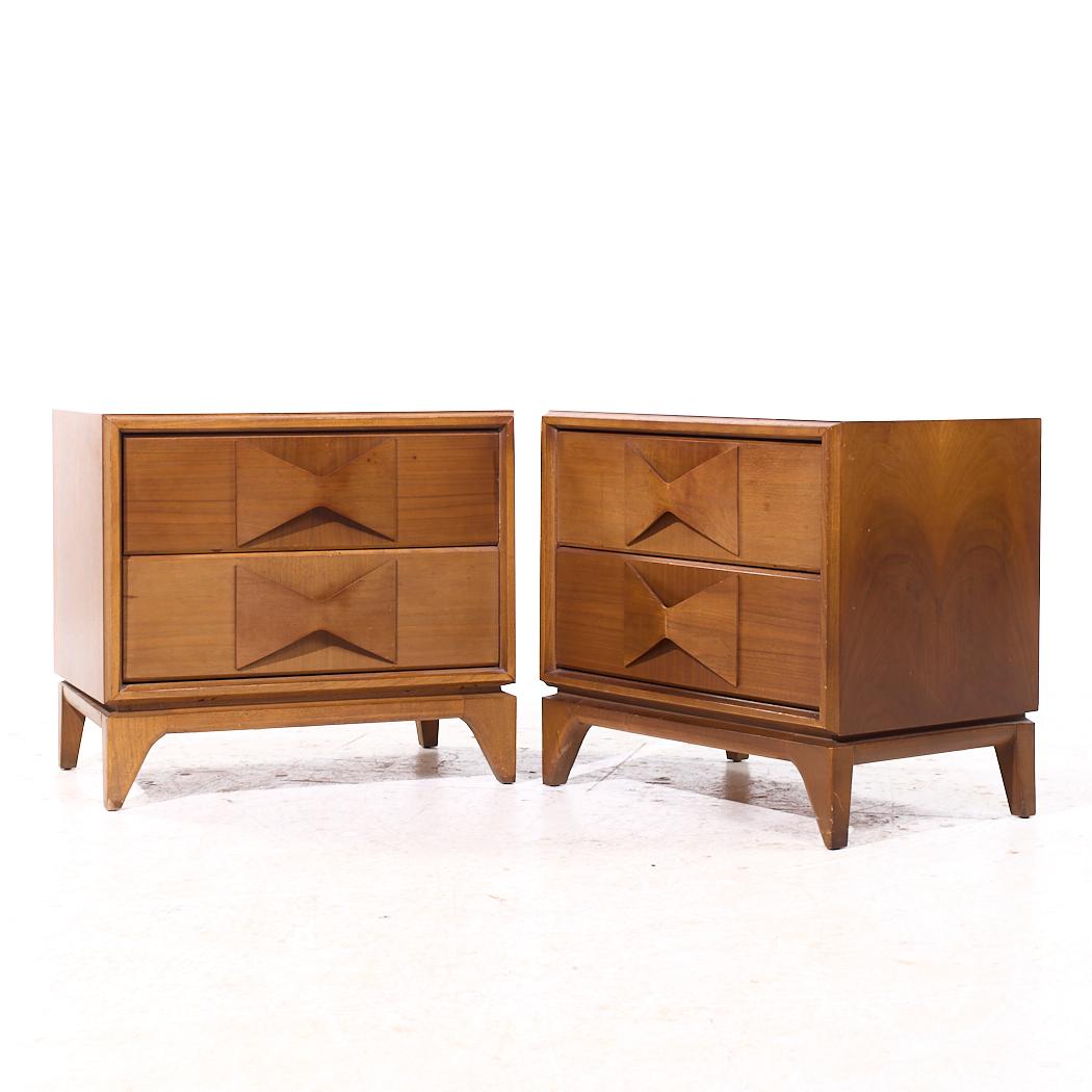 Mid-Century Modern Broyhill Brasilia Style Mid Century Tables de nuit en noyer - Paire en vente