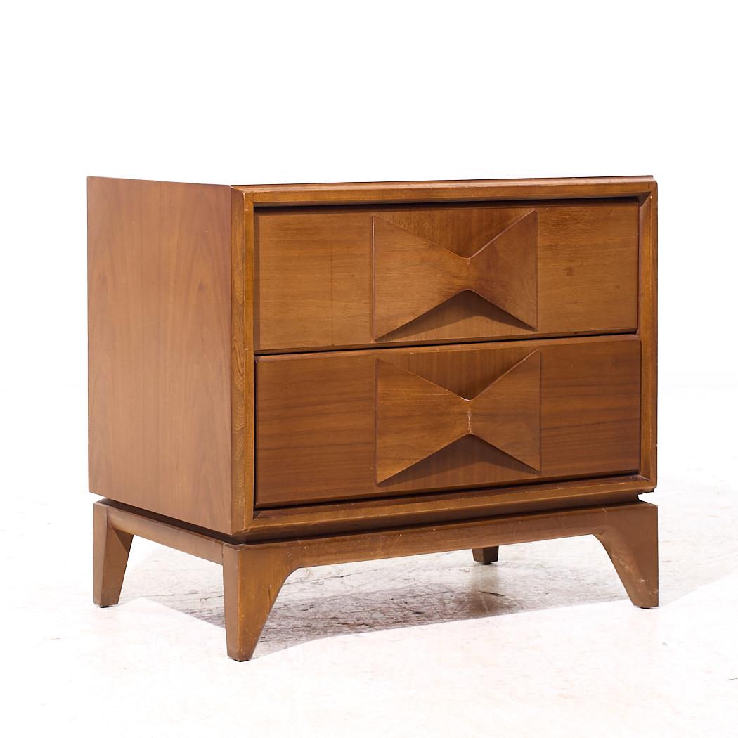 Américain Broyhill Brasilia Style Mid Century Tables de nuit en noyer - Paire en vente