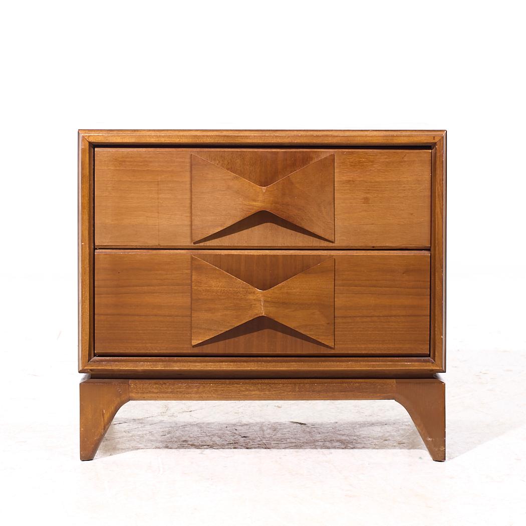 Broyhill Brasilia Style Mid Century Tables de nuit en noyer - Paire Bon état - En vente à Countryside, IL