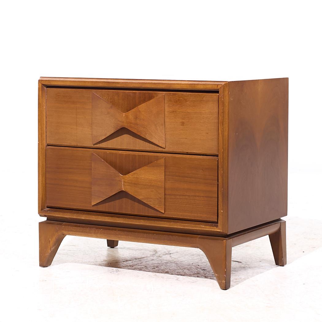 Fin du 20e siècle Broyhill Brasilia Style Mid Century Tables de nuit en noyer - Paire en vente