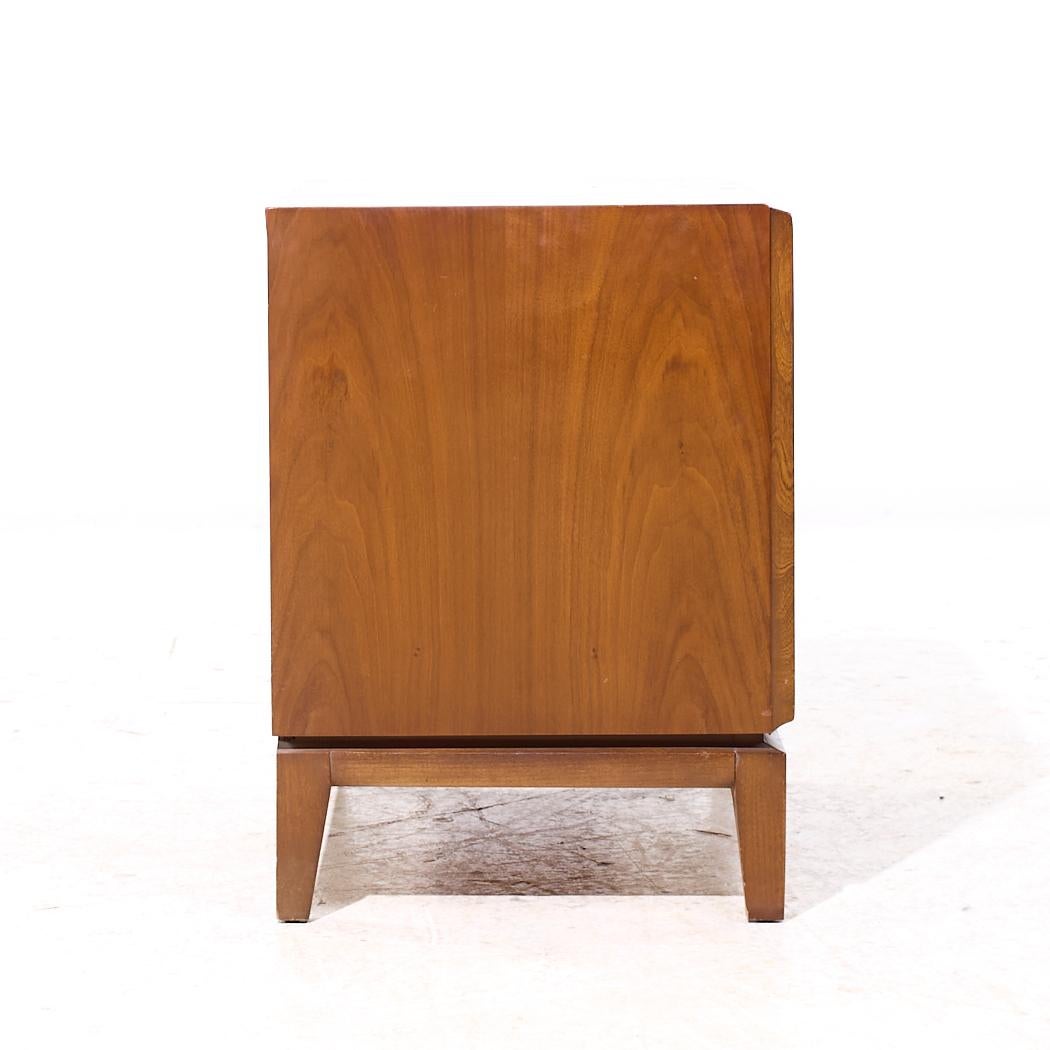 Noyer Broyhill Brasilia Style Mid Century Tables de nuit en noyer - Paire en vente