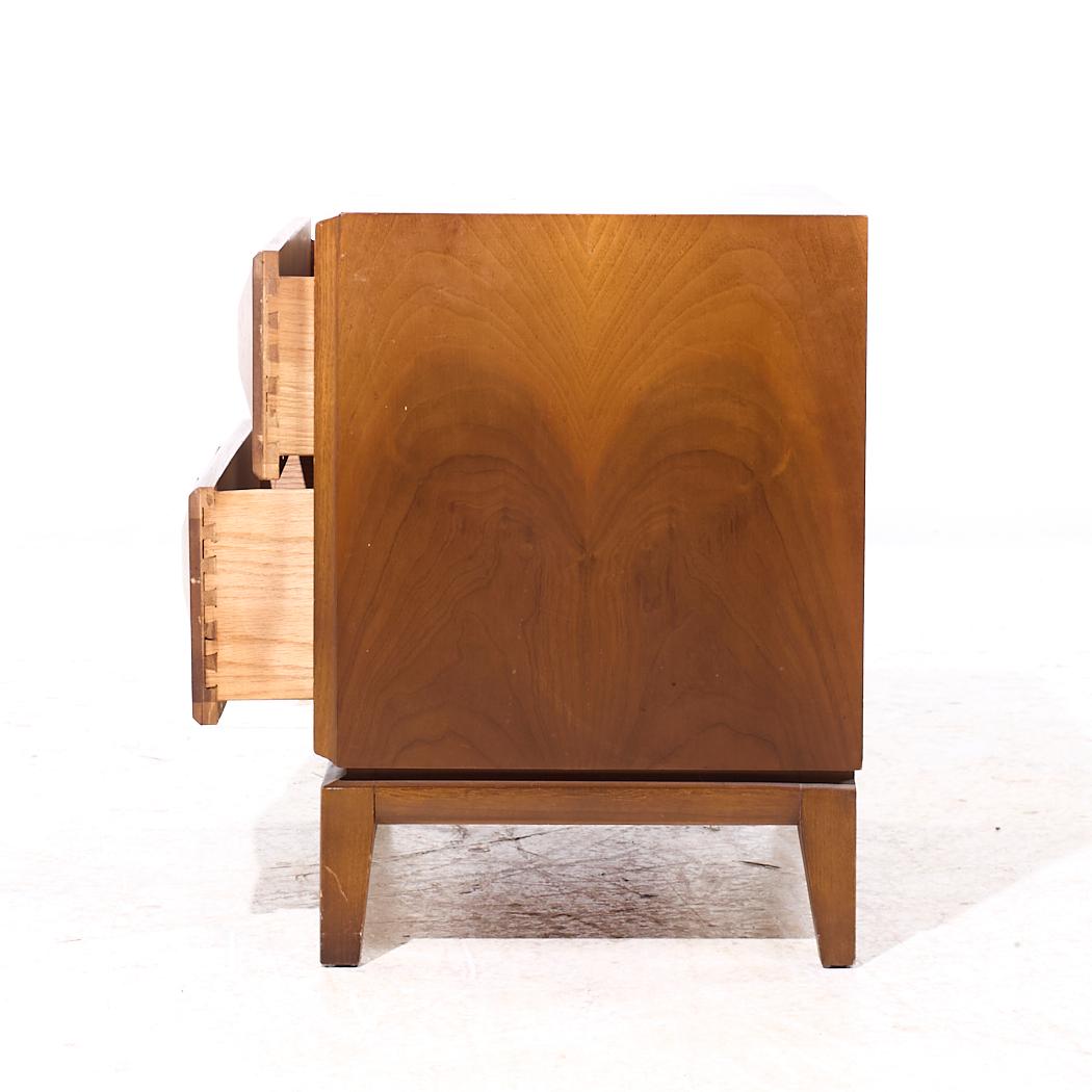 Broyhill Brasilia Style Mid Century Tables de nuit en noyer - Paire en vente 1